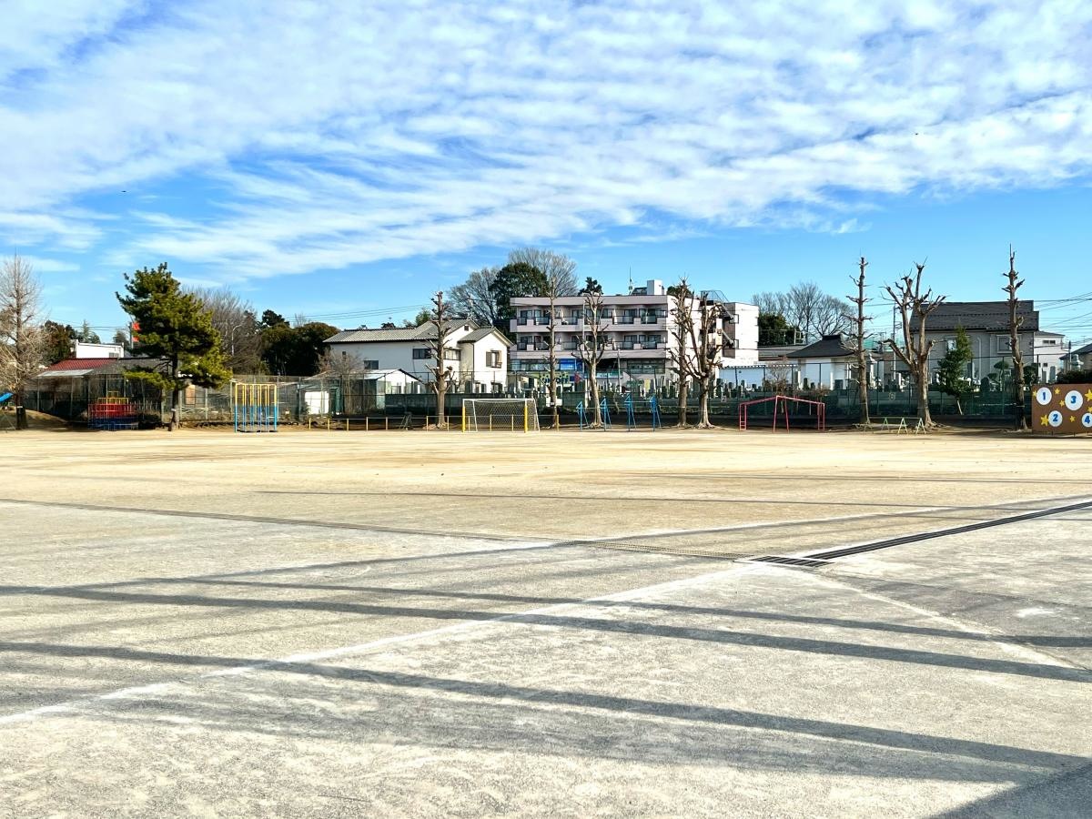 新座市立栗原小学校の校庭外観