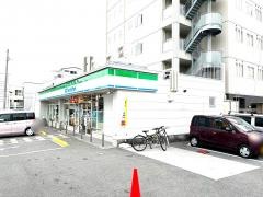 ファミリーマート　かるぽーと前店