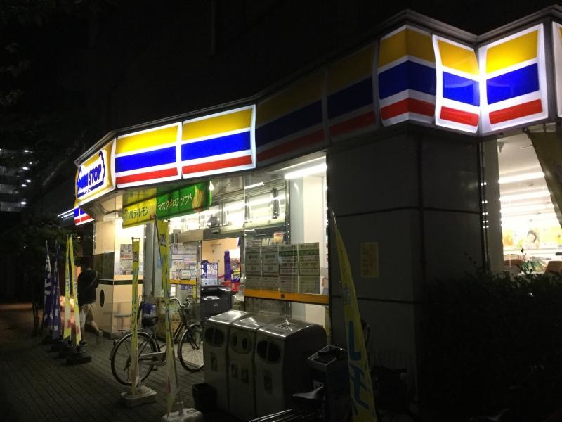 イエローが目立ちます。