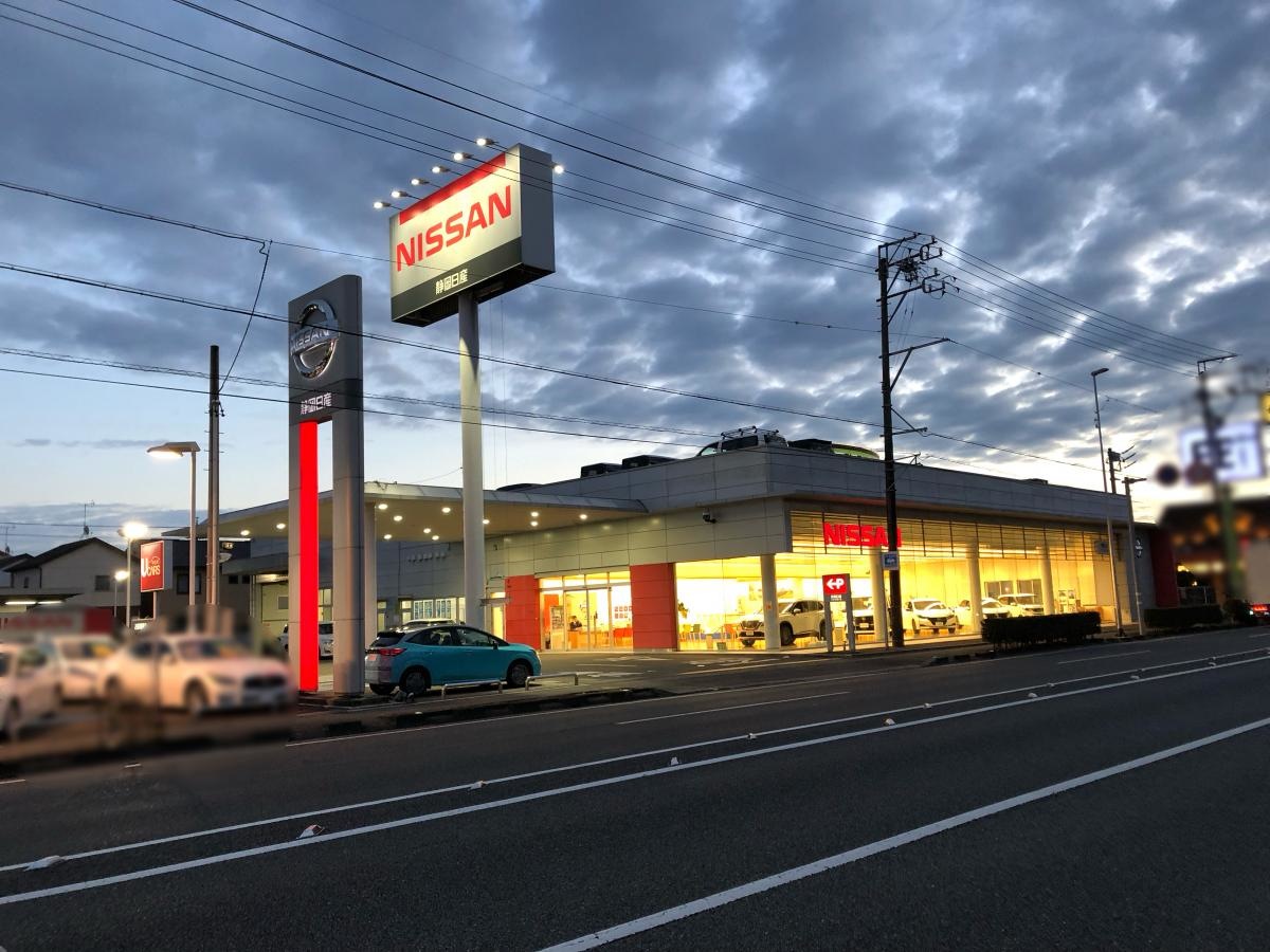 夕暮れ時の店舗全景