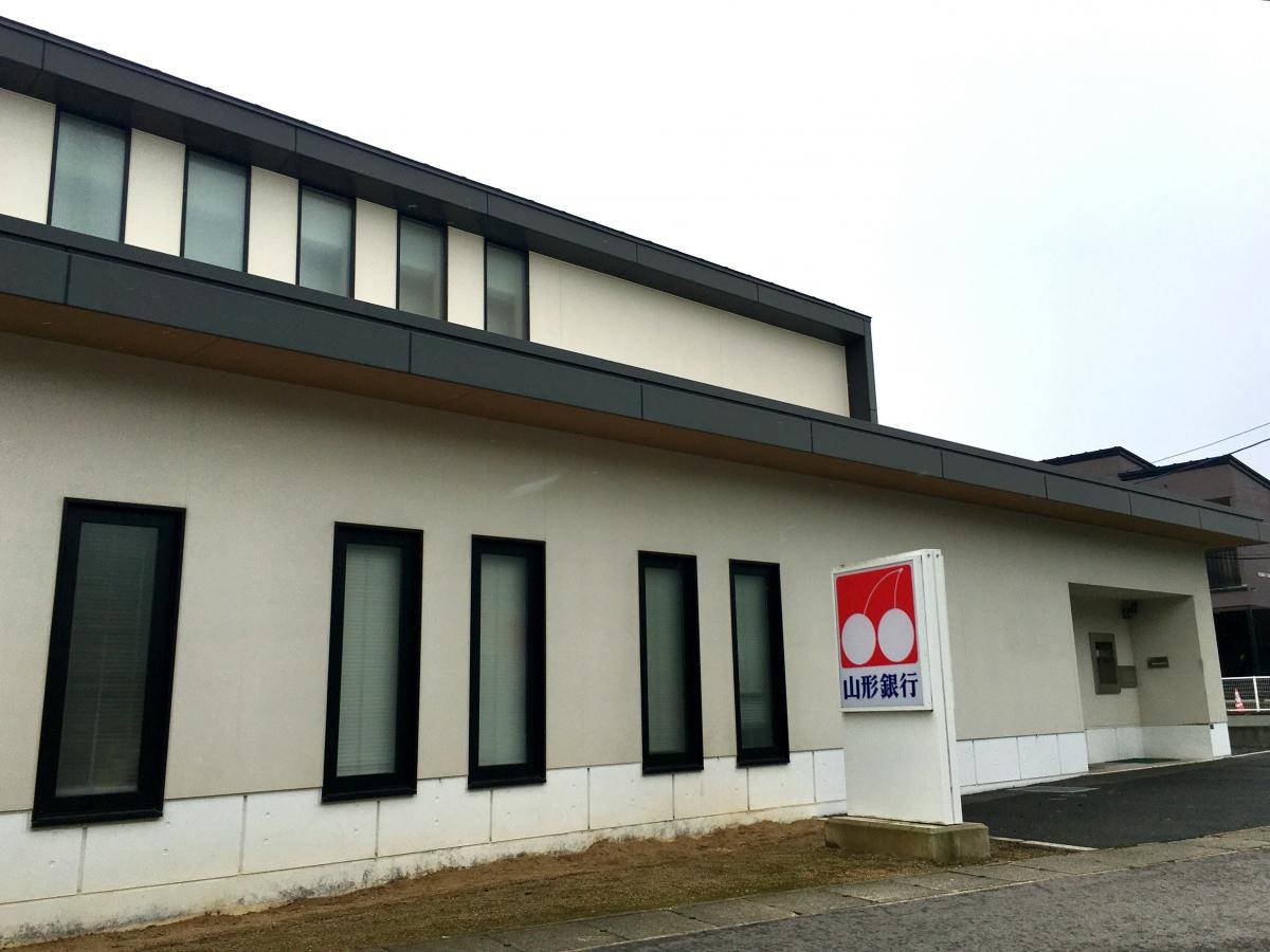 山形銀行鈴川支店の外観