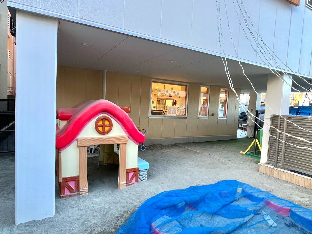 南浦和おおぞら保育園の施設南側の園庭外観