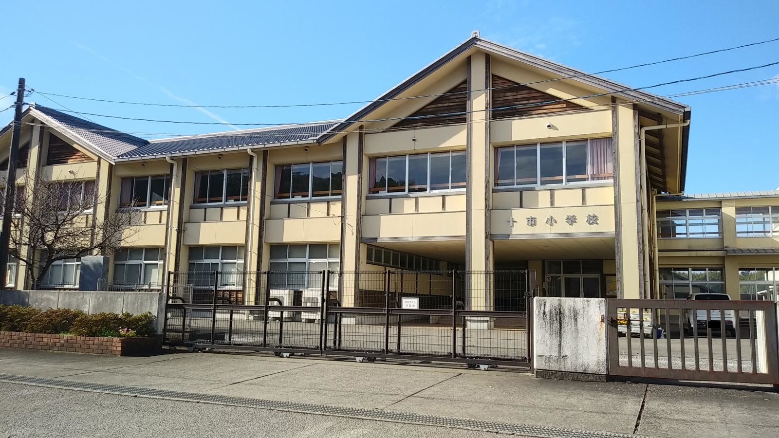 十市小学校の写真です。