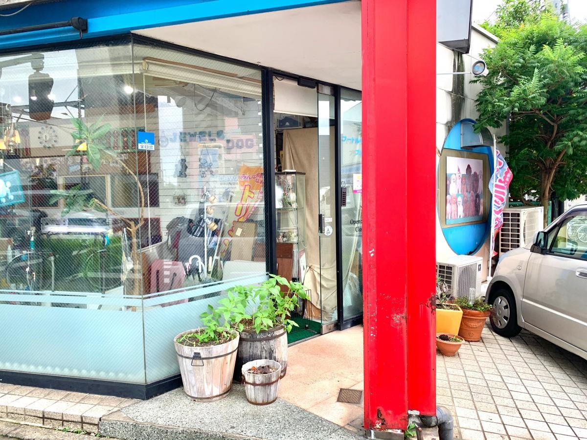 ジュエルズドッグの店舗エントランス外観