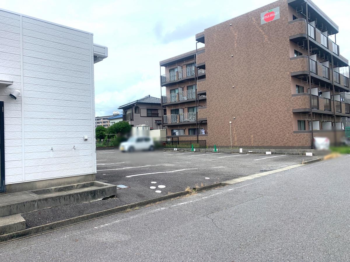 施設裏に駐車場があります。