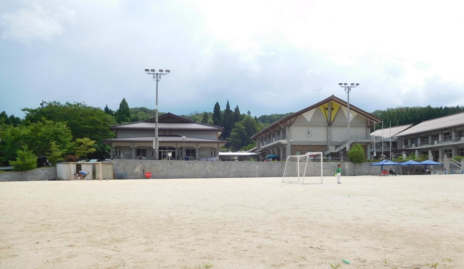 校舎とグランド