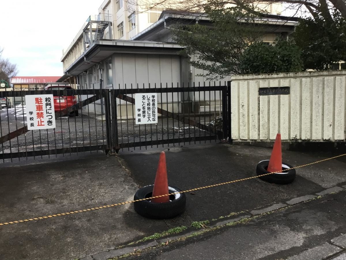 校門です