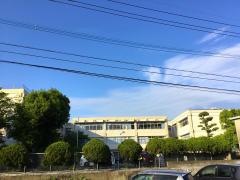下大利小学校