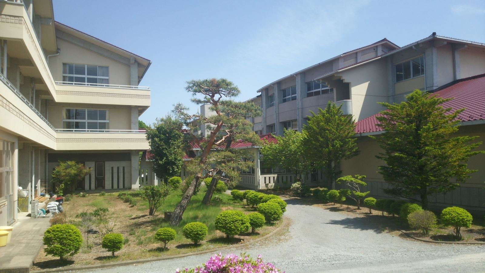 東中学校