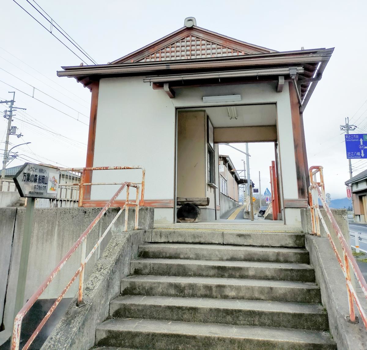 市辺駅の駅舎の外観です