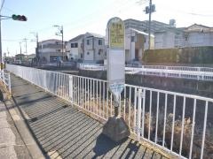 「岡津橋」バス停留所