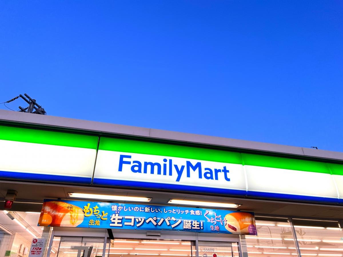 ファミリーマート中川万場店
