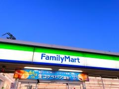 ファミリーマート　中川万場店