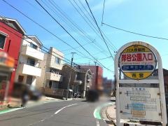 「岸谷公園入口」バス停留所