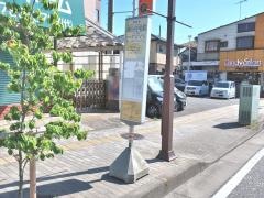 「鳩川住宅前」バス停留所