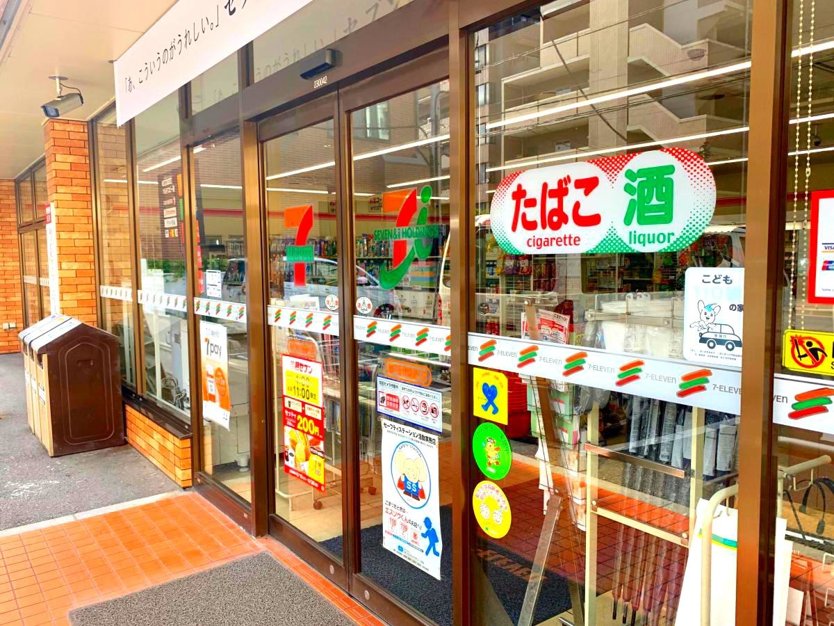 セブンイレブン 亀戸昭和橋通り店の店舗エントランス外観