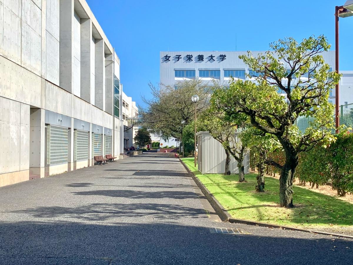 女子栄養大学図書館の西門からの校舎、キャンパス外観