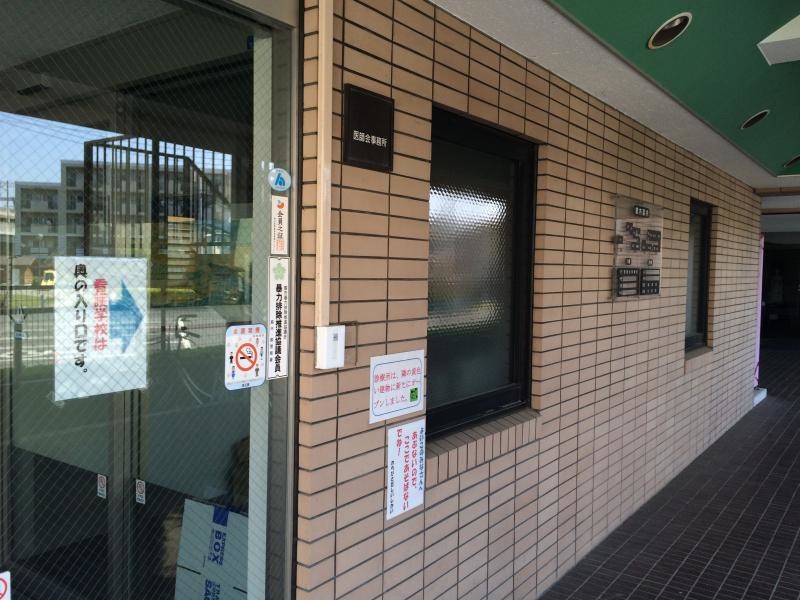 蕨戸田市医師会看護専門学校の施設の通路の外観