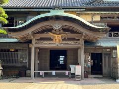 賓日館