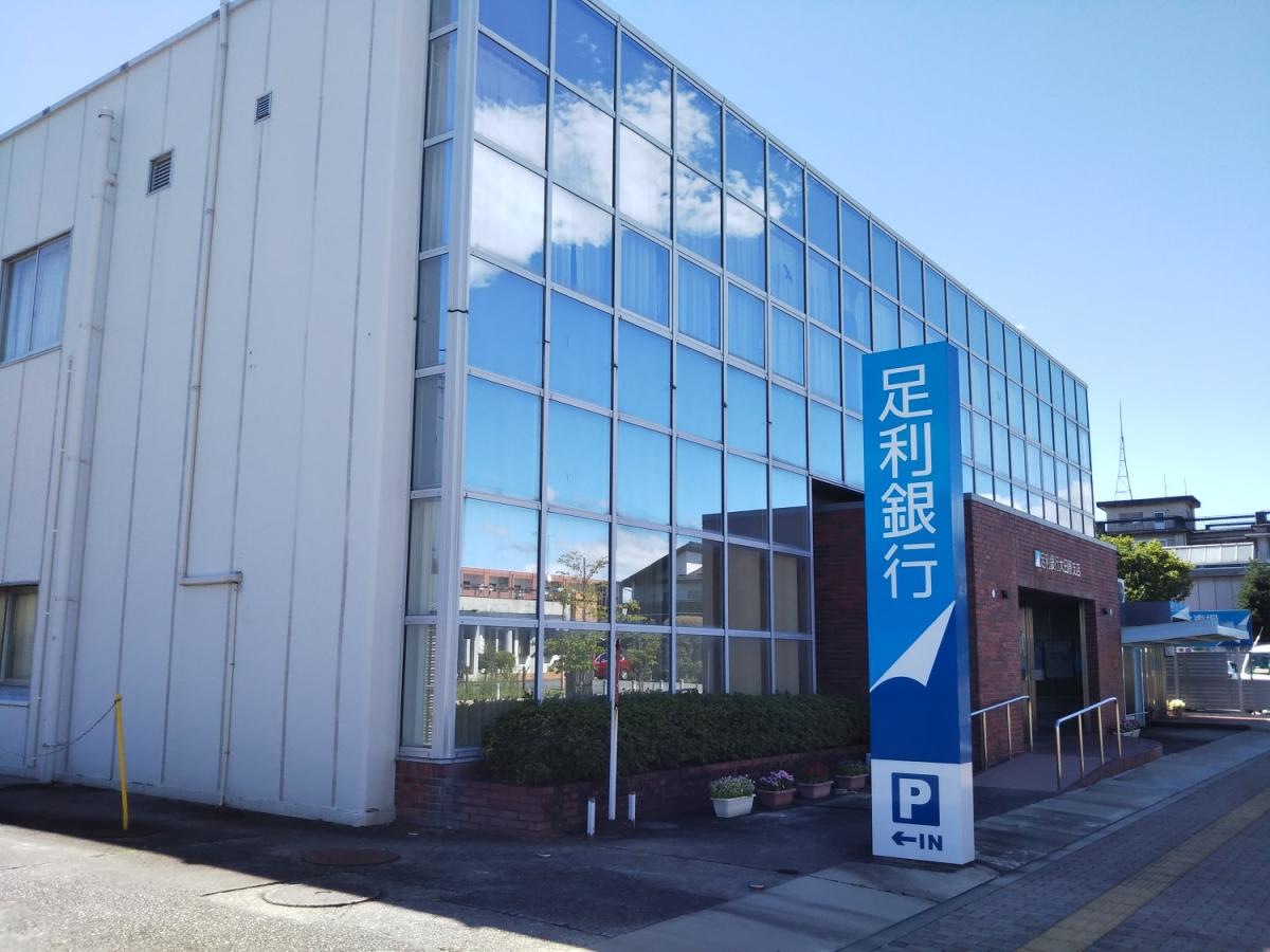 銀行の施設外観です。