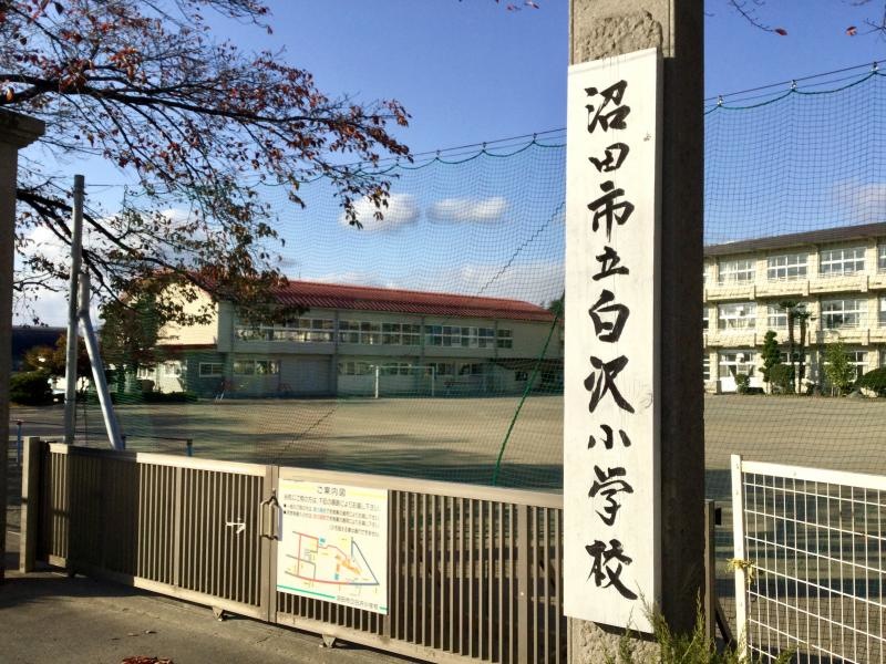 正門の外観写真