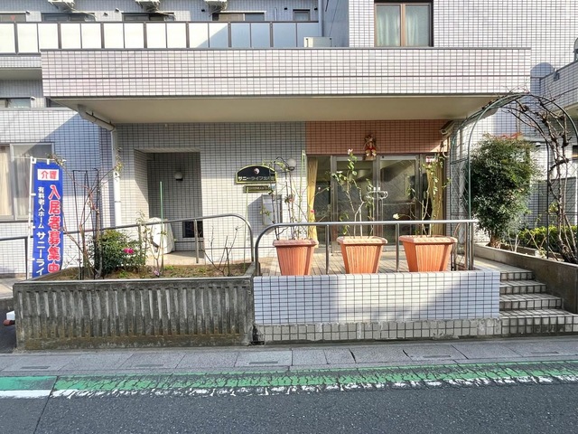 有料老人ホーム サニーライフ北与野の建物入口正面外観