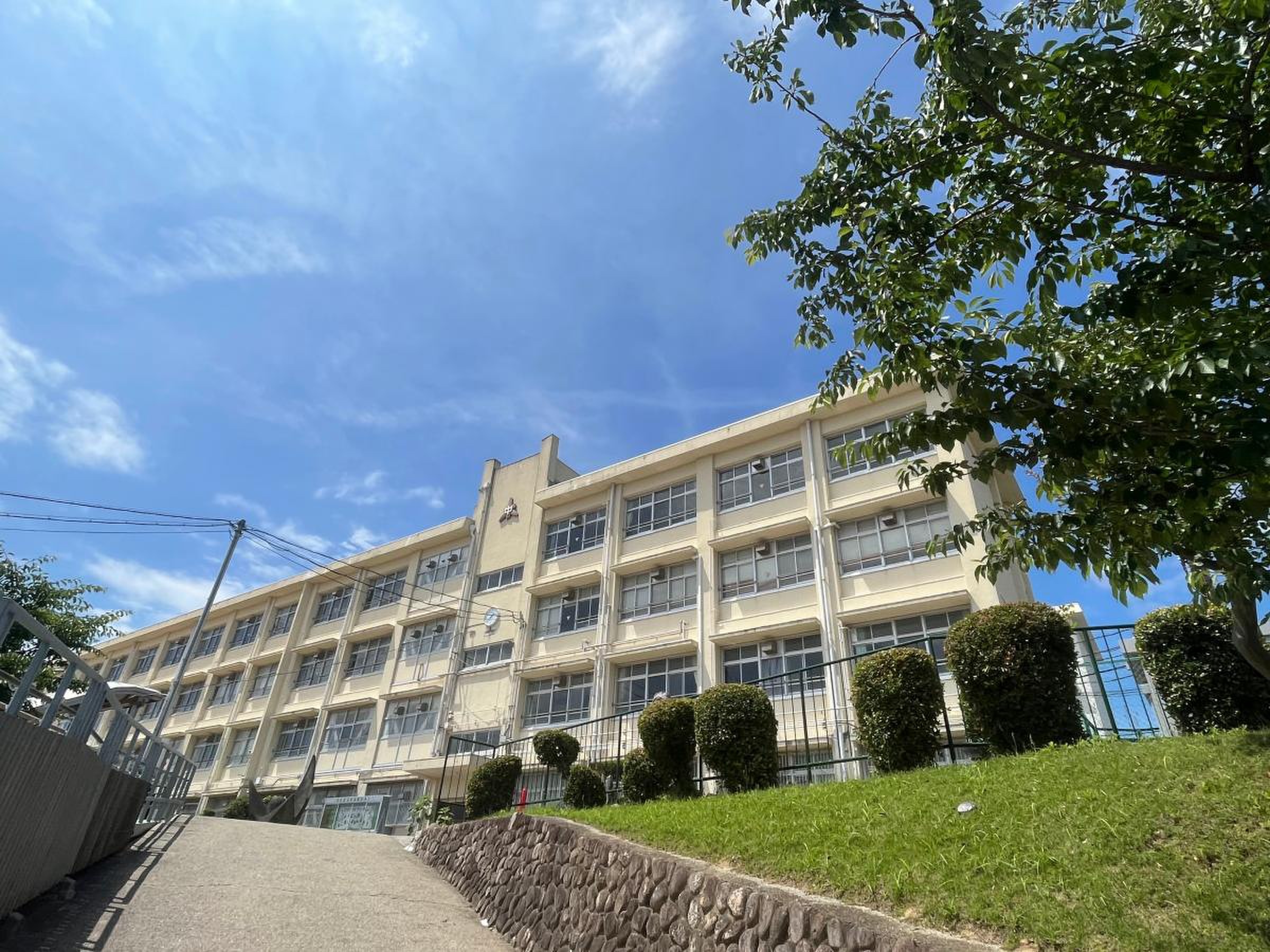 鈴蘭 台 中学校