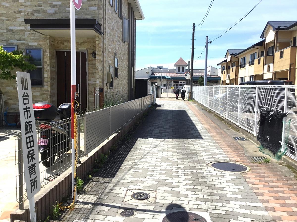 幹線道路入り口から見た保育園