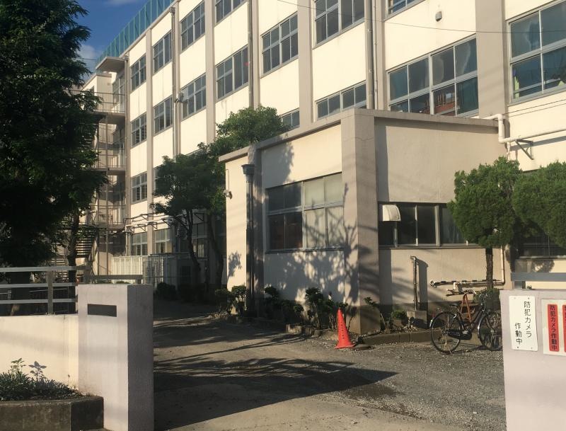 足立区立第十四中学校の西側校門からの校舎外観