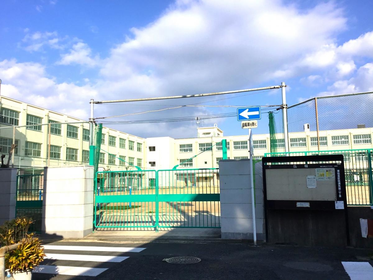 大阪市立矢田東小学校です。