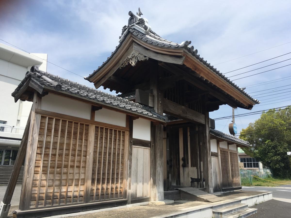 これが石岡の陣屋門です