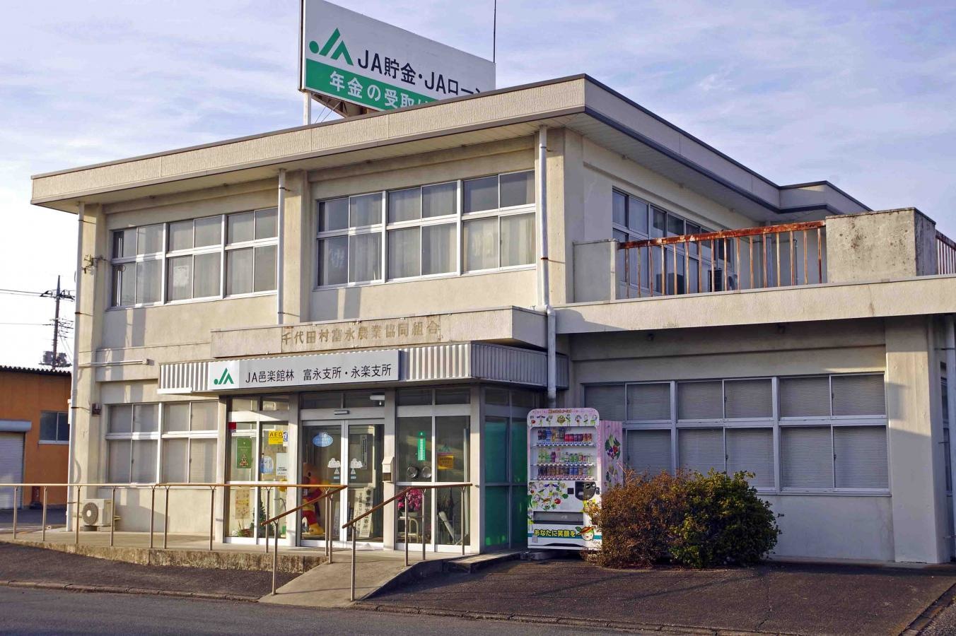 南東方向からの建物外観