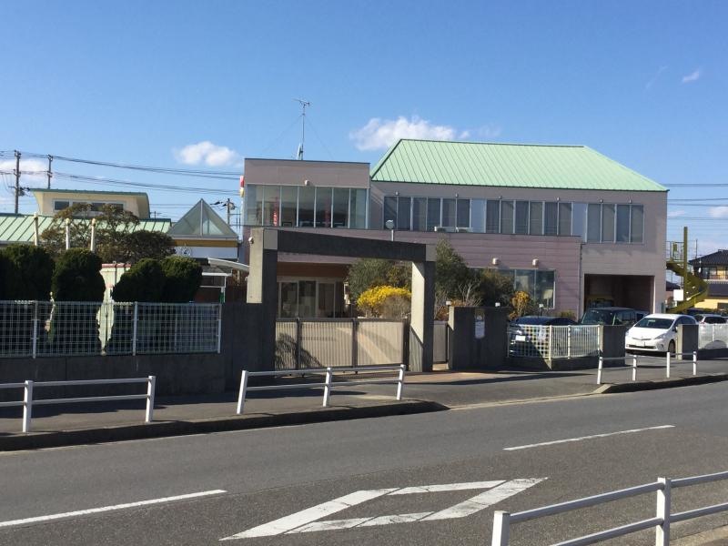 建物正面と正門