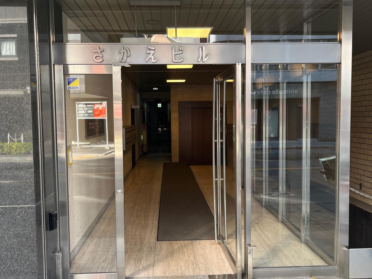さかえビル入り口
