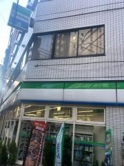 ファミリーマート　新宿御苑駅前店