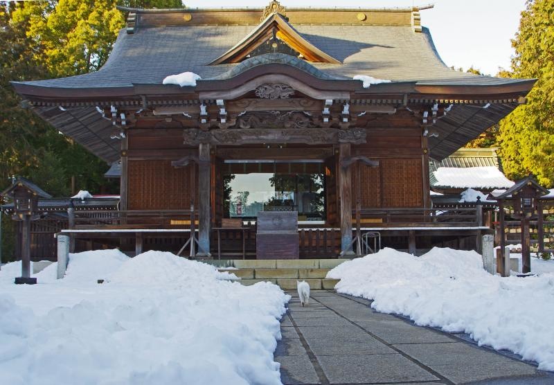 雪残る境内