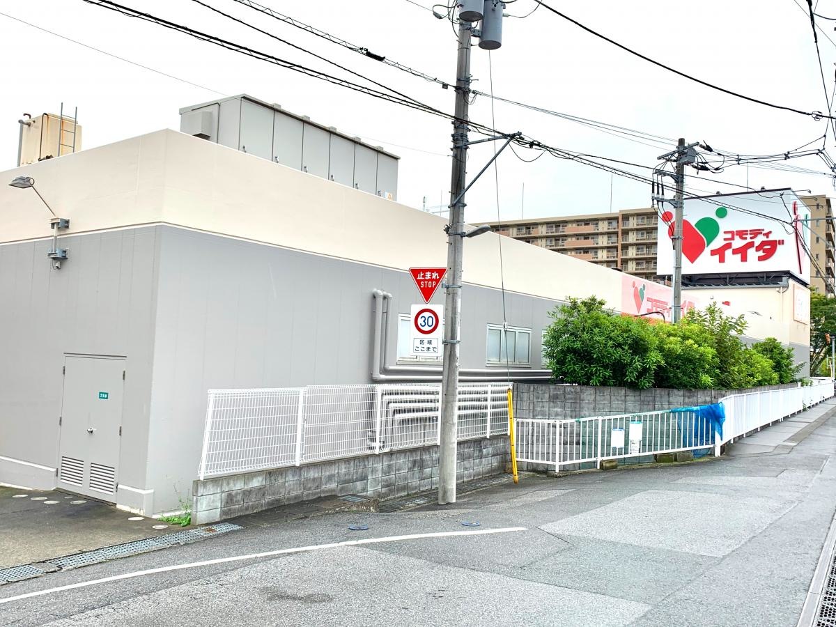 コモディイイダ 南鳩ヶ谷店の北側からの店舗建物外観
