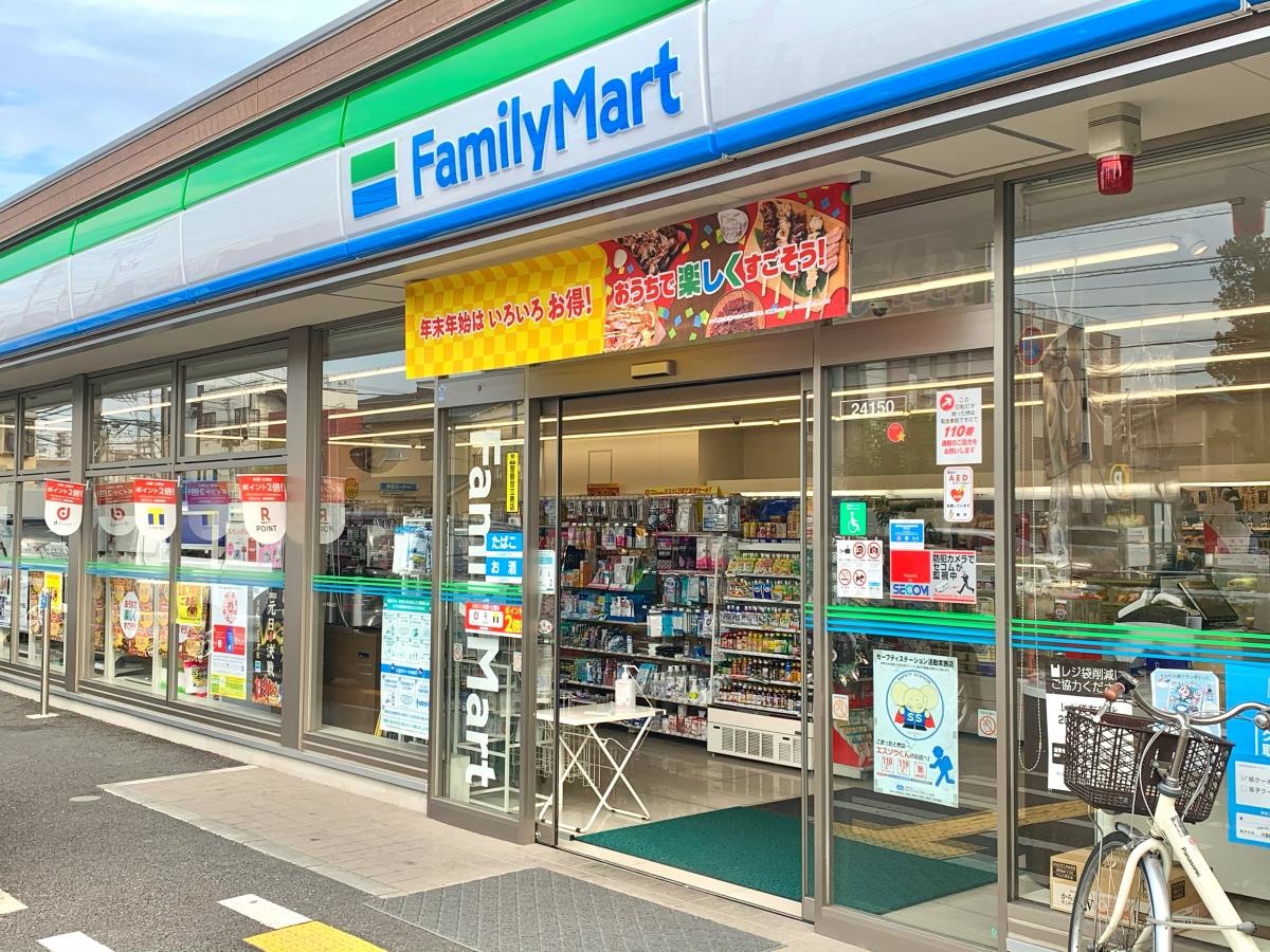 ファミリーマート 蕨塚越三丁目店の店舗エントランス外観