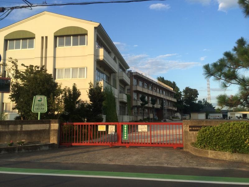 さいたま市立川通小学校の正門と校舎