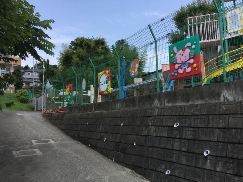 遊び場を取り囲むフェンスもしっかりしたものです