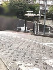 「磯子フラット」バス停留所