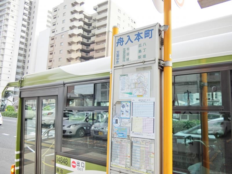 バス停看板+バス！