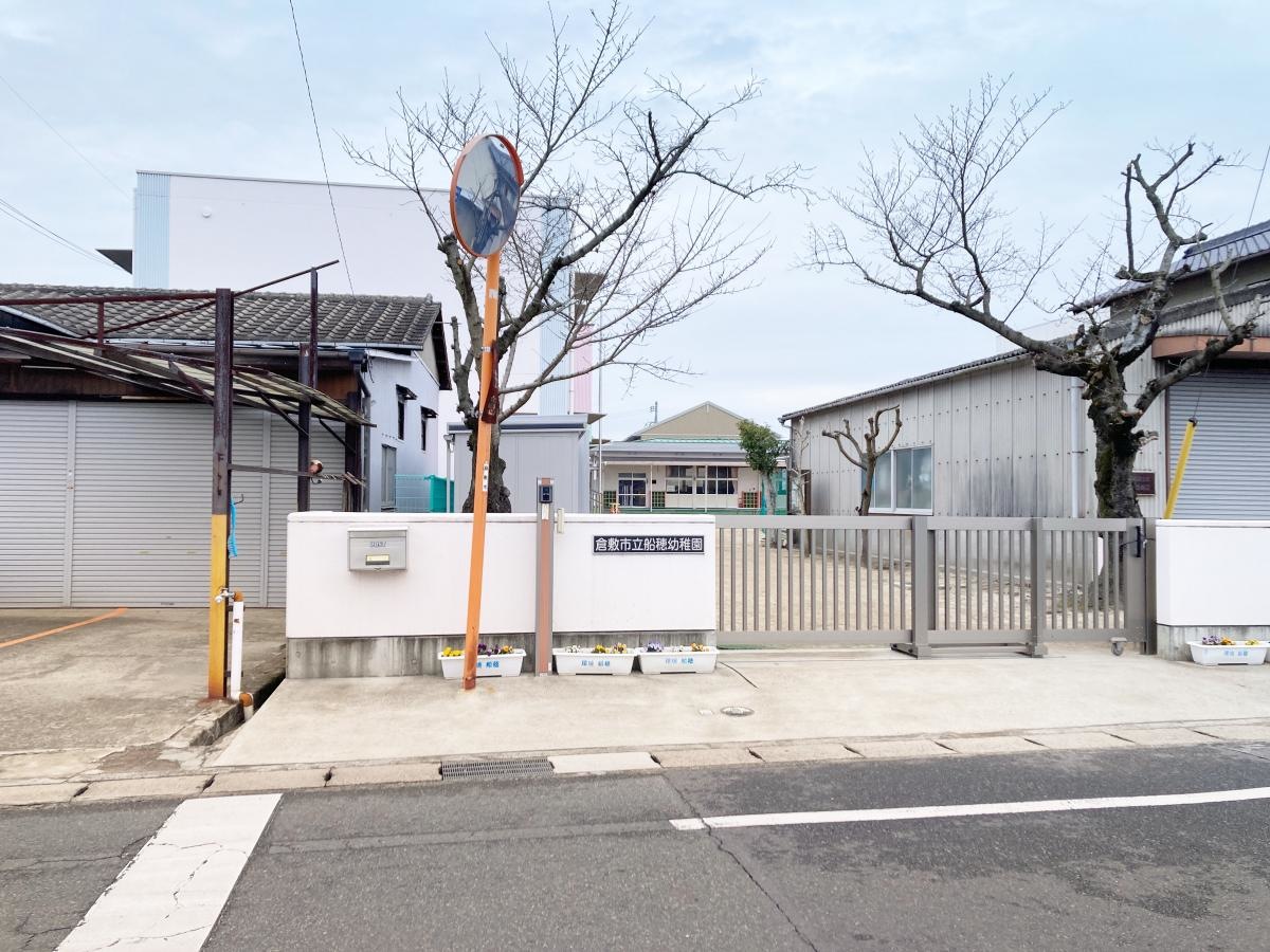 施設外観　校門入口