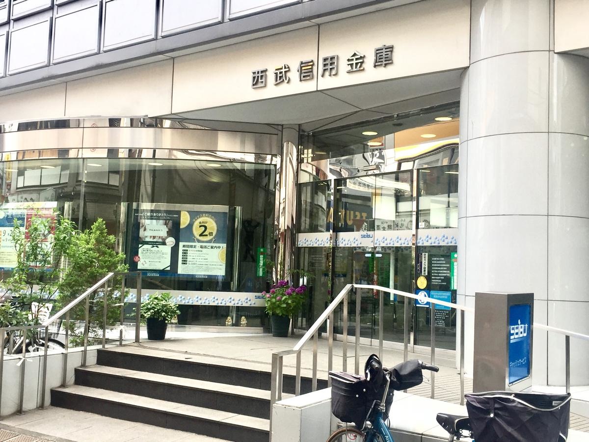 左側入口