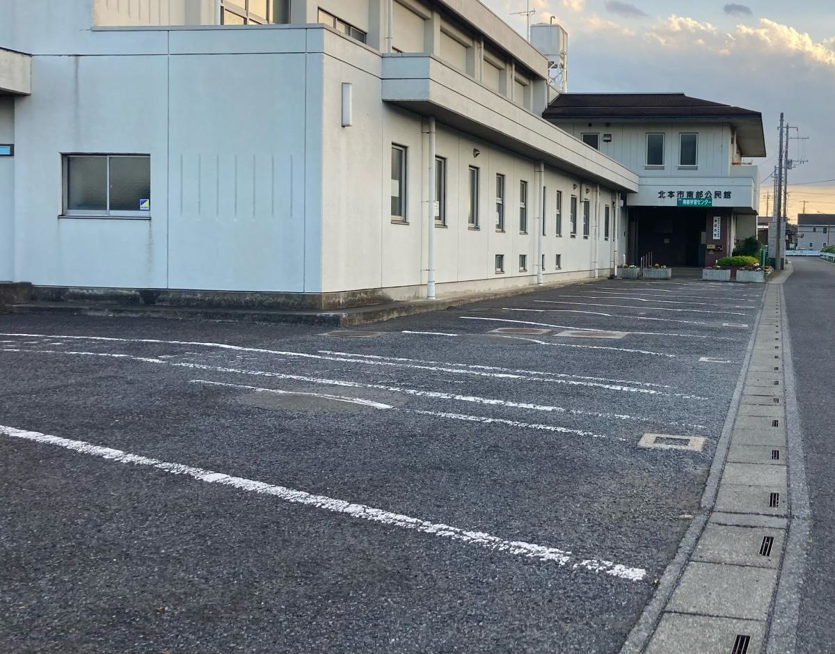 施設外観と駐車場。