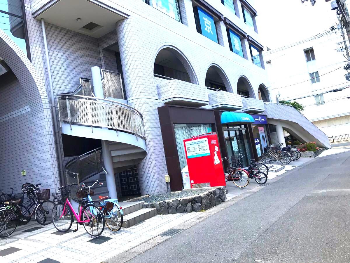 京進小中部 東向日校の施設外観３です。