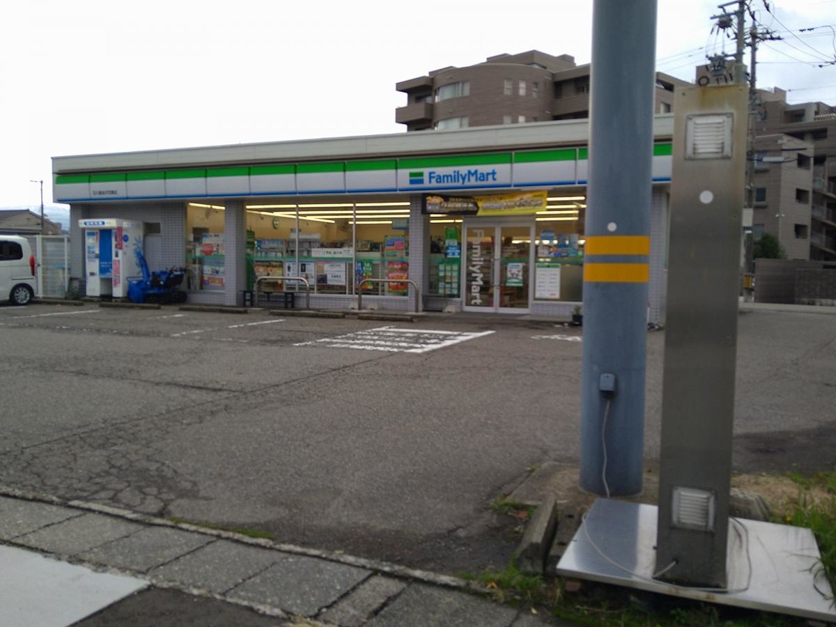 「ファミリーマート　石川屋金沢笠舞店」の写真です。