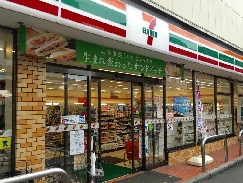 セブンイレブン足立扇2丁目店の南側斜めからのエントランス外観