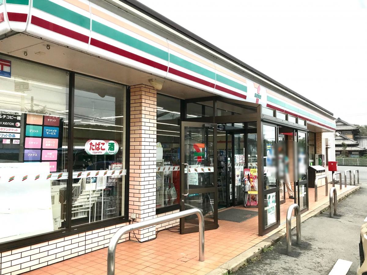 左から