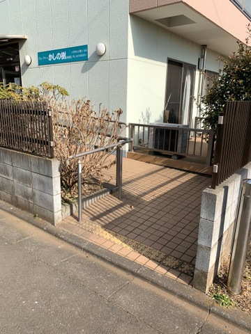 かしの樹＜小川＞